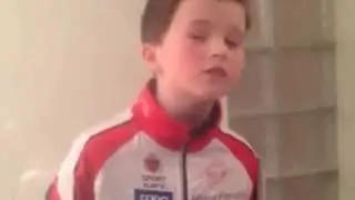 F&oslash;dt med ski p&aring; beina