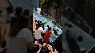 🥺Shocked! Cliff ride disaster - The glassbridge suddenly broke #shorts #accident #glass #ride #cliff