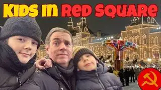🇺🇸AMERICAN Family walks through RED SQUARE!🇷🇺For NEW YEAR!😱At Night!🚔🌖🗑️In RUSSIA!🎄