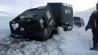 Hagglunds BV206 snjóbíll fastur í hyl