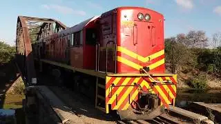 último vídeo de (2017) locomotivas da RFFSA 2402 e FCA 2401 com 2 vagões HAD é os outros tudo GFD