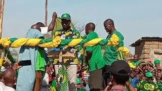 Mgombea ubunge kwa tiket ya ccm jimbo la karatu apewa zawdi ya fimbo ishara ya utawala kijijin malek