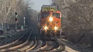 [4K] This BNSF Q train BOUNCES down the track before rounding the curve! 