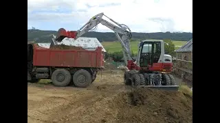 Nakládání zeminy na Tatru - Takeuchi TB 295W - pohled z kabiny - cab view