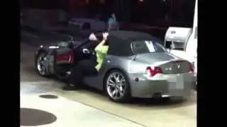 Dicke Frau steigt aus ein Sportwagen (bmw z4) lol