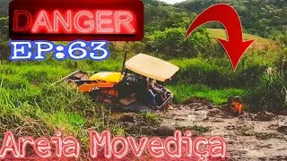 Retroescavadeira Afunda Dentro do Barro