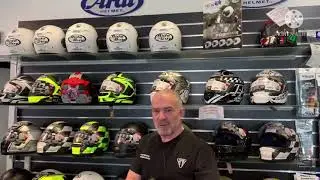 Stevens fra Stevens MC Shop forklare vigtigheden af en god hjelm