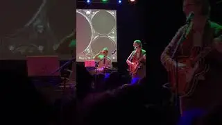 Представление оркестра Public Service Broadcasting в Ирвинг Плаза, Нью-Йорк, 9 сентября 2025 года.