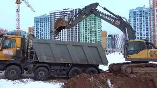 Погрузка грунта экскаватором VOLVO EC380DL в самосвал самосвал RENAULT K 440