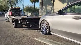 Погрузка автомобиля на подкатную тележку U-Haul с помощью эвакуатора с безбортовой платформой Г-н DLJ.