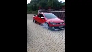 Saveiro socada no ch&atilde;o fritando
