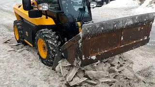 Уборка льда и снежного наката погрузчиком JCB (ч.2)