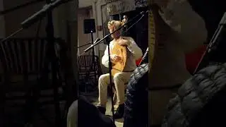 Юрій Фединський -українець із США. Музичні інструменти - торбан, бандура, кобза. Замок Freudenberger