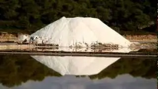 Saline Sant Jordi Meersalz Salzberg Spiegelung wei&szlig; Natursalz sauer Mallorca Nahrungsmittel Spanien