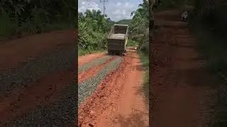 proses truk jungkit batu/pasir