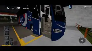 Ciendo un conductor de autobuses 