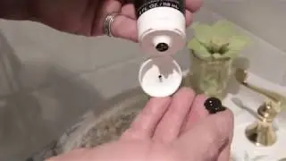 Tinted hair gel helps cover gray roots | 4RootZ