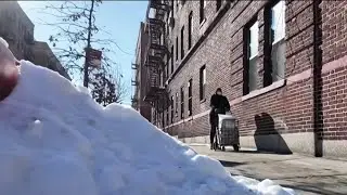 Residentes de NY batallan contra la nieve en medio del frío congelante