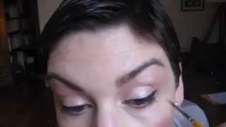 Maquillage rouge et liner