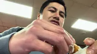 Comiendo en el restaurante Carl&rsquo;s Jr
