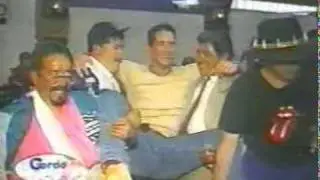 Thalia festejando con el equipo de rosalinda 1999