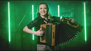 Sabrina Kulovits - Festlzeit (Party Mix) [offizielles Musikvideo]