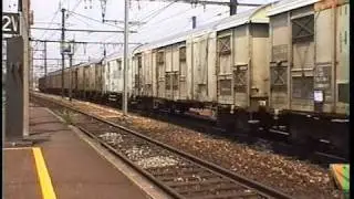 FRET SNCF PARIS   2 CLASS BB 25000 & BB 9200 ON LARGE MIXED FREIGHT 7 2001