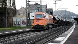 G2000 der Kreisbahn Siegen Wittgenstein f&auml;hrt mit Magnesitzug durch den Herborner Bahnhof