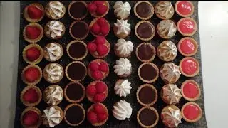Tartelettes aux fruits, chocolat, chocolat banane, Pralines et  citron meringuée.