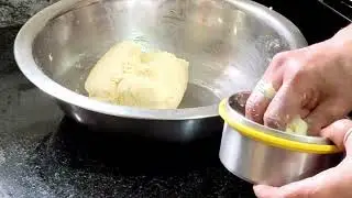 Bina soda aur suji ke, khoya ka kala gulab jamun.#kitchen #kalagulabjamun #khoyagulabjamun #cooking 