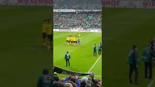 Werder Bremen - Borussia Dortmund: BVB Fans und Spieler begr&uuml;&szlig;en sich