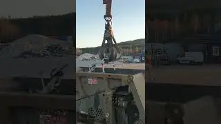 never boring #scrap #scraplovers #ilovemyjob #recycling #funnyreels #fingerstyle #liebherr #work