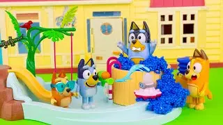 BLUEY e BINGO na Piscina! | Simulação Brinquedos em Português