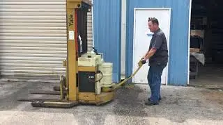 Yale  ME020LAN24CT090  2000LBS Walk Behind Walkie Stacker w/ Reach