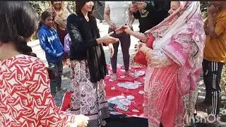 বালিশ খেলা নানা নাতিন কে পুরস্কার দিচ্ছে