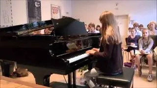 Das Karussell (Bettina Schwedhelm), gespielt von Nina Maria