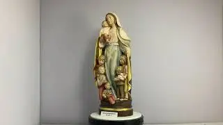 Heiligenfigur - Holzfigur coloriert - Schutzmantelmadonna