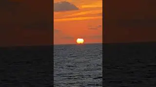 Закат над Карибским морем, золотистые оттенки и голубая вода #карибскоеморе #закат #круиз #путеше...