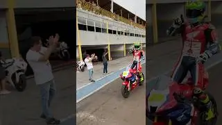 Piloto Eric Granado fazendo sua dan&ccedil;a p&oacute;s vit&oacute;ria em Londrina pelo campeonato SUPERBIKE BRASIL