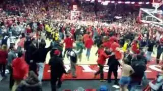 Badgers fans storm court after beating Michigan (Feb 9 2013)