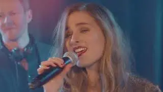 DJ live act FloorJaxx - Vocals by Merel