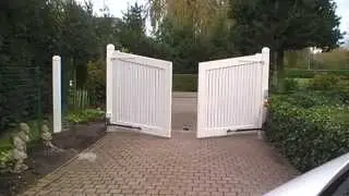 proteco poortopeners op houten poort.