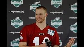 Eagles' Carson Wentz throws at training camp practice