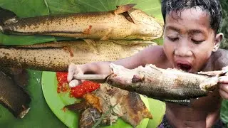 Smart boy eat delicious fish// Primitive Food KH//