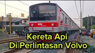 Kereta Api di Perlintasan Volvo