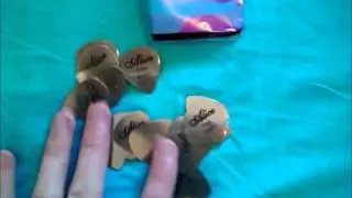 DealExtreme - SKU46549 - 0.3mm Metal Guitar Picks (24-Piece)