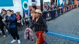 guatemala carrera de san silvestre 2025 alotenango sacatepéquez - vende ponchos- payaso dramatico