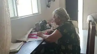 Minha avó Rosa tem 95 anos e ainda trabalha fazendo tapetes pra dar de presente 🌺💗💖