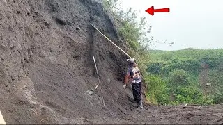 If The Cliff In The Right Corner Collapses, a Lot Of Sand Will Enter The Ravine