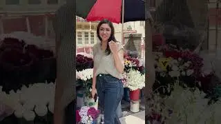Such a Down to Earth 🌎😍 Mrunal Thakur Spotted During Buying Flowers 💐 on Bandra Street 📸